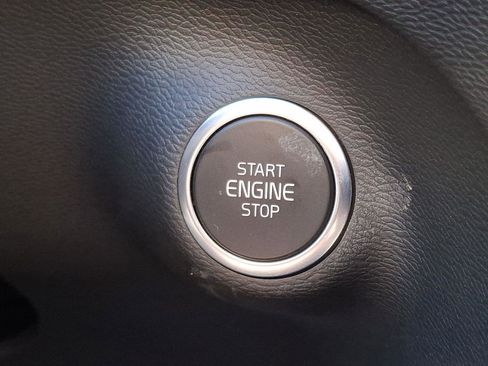 Certified 2025 Volvo XC40 B5 Plus image 25