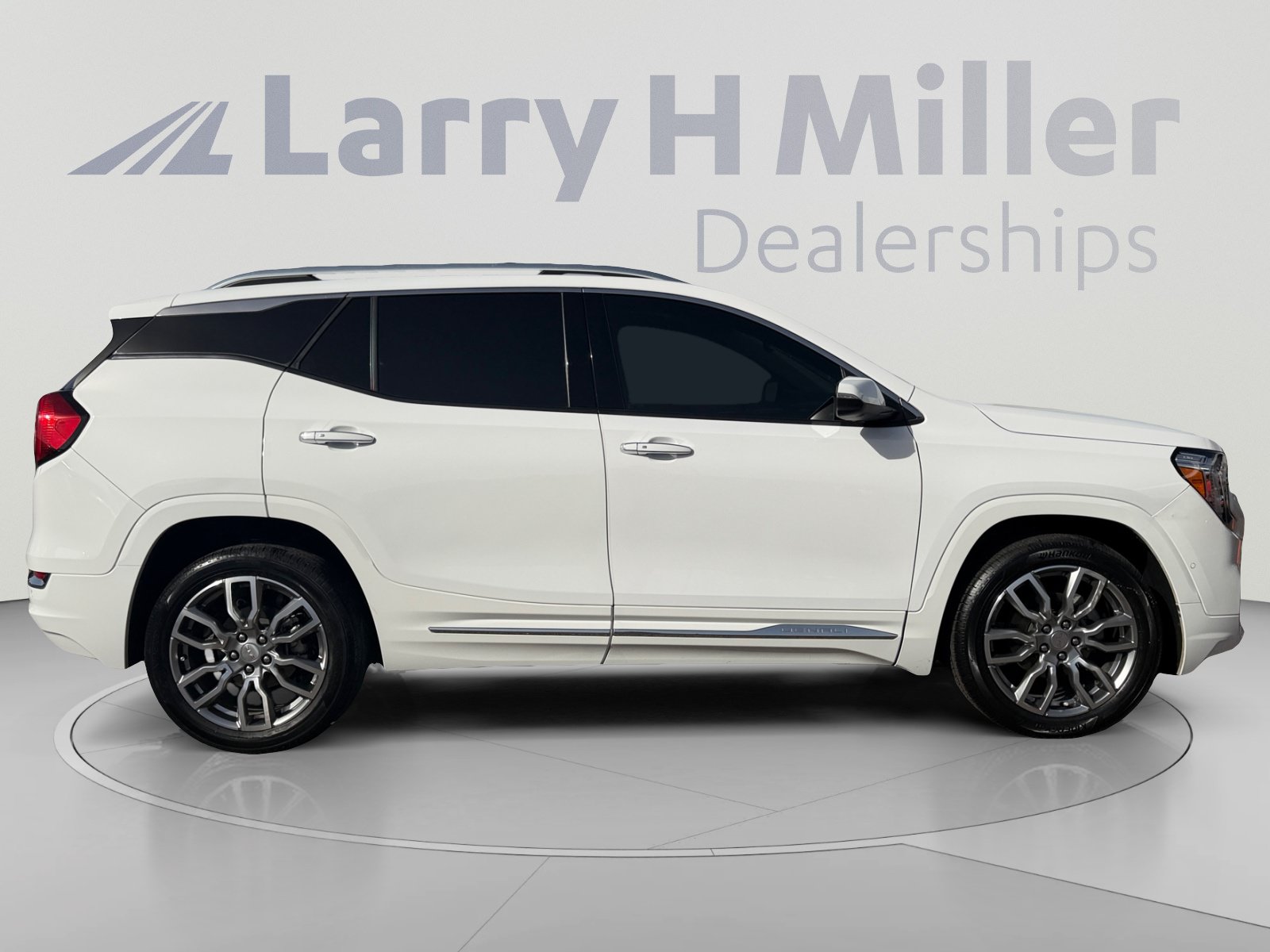 Used 2024 GMC Terrain Denali w/ Denali Premium Package AWD/4WD image 6