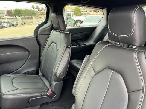New 2026 Chrysler Pacifica Select image 19