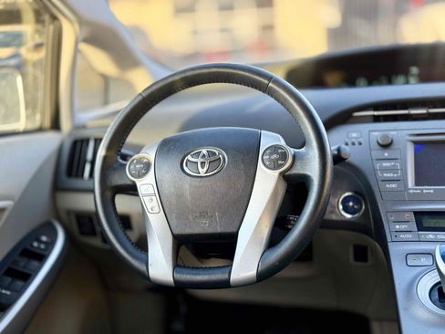 Used 2015 Toyota Prius Five FWD image 19