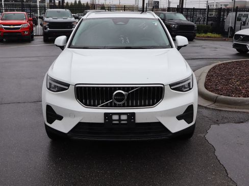 Used 2025 Volvo XC40 B5 Core image 3