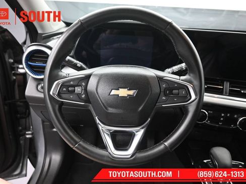 Used 2025 Chevrolet Trax LT w/ LT Convenience Package FWD image 21