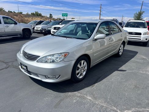 Used 2005 Toyota Camry XLE w/ VSC & Side Airbag Pkg FWD image 2