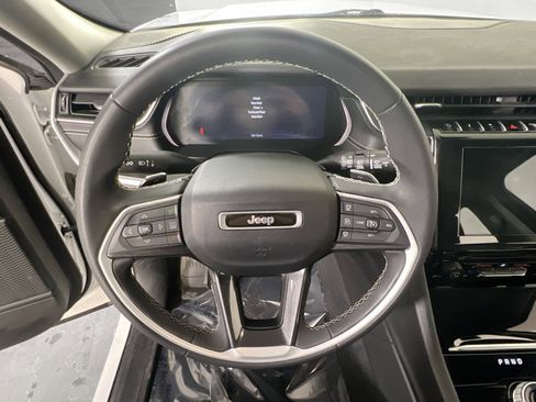 Used 2023 Jeep Grand Cherokee Laredo AWD/4WD image 11