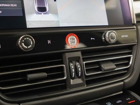 Certified 2025 Porsche Macan image 32