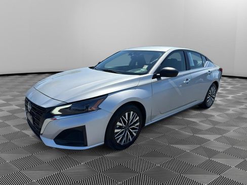 Used 2024 Nissan Altima 2.5 SV image 3