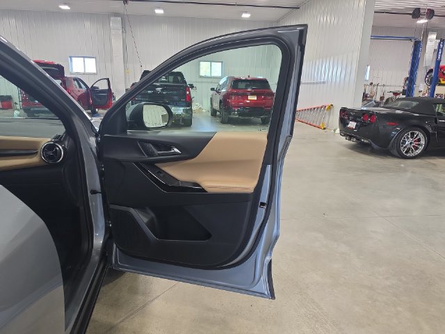 Used 2025 Chevrolet Equinox ACTIV w/ Safety and Technology Package AWD/4WD image 32