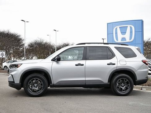 Used 2024 Honda Pilot TrailSport image 3