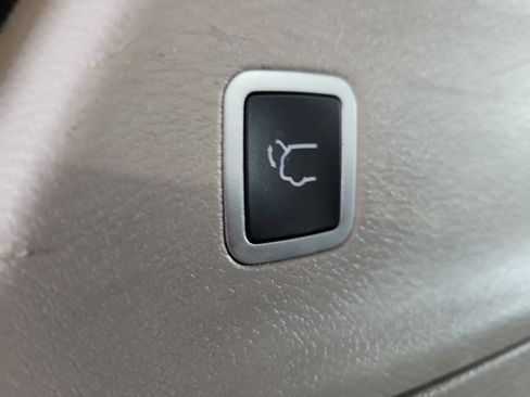Used 2023 Chrysler Voyager LX FWD image 8