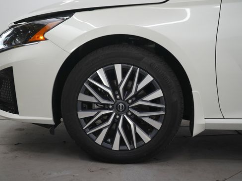 Used 2023 Nissan Altima 2.5 SV w/ SV Premium Package AWD/4WD image 27
