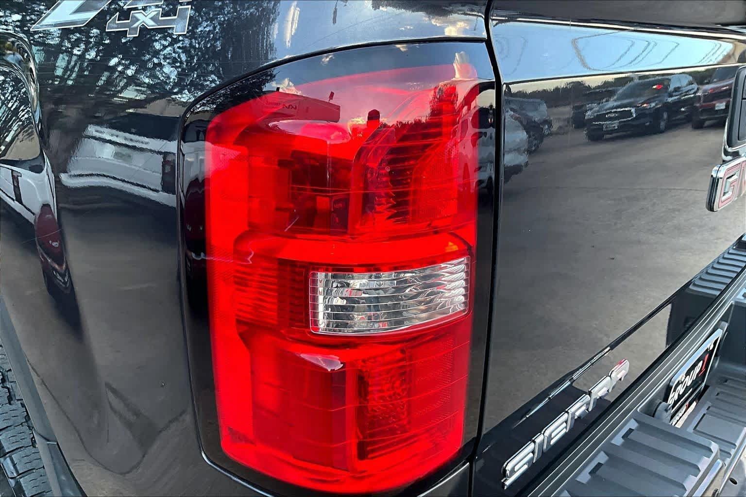 Used 2015 GMC Sierra 2500 Denali w/ Duramax Plus Package AWD/4WD image 28
