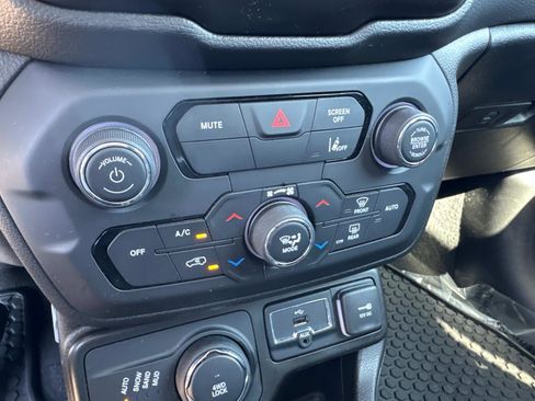 Certified 2023 Jeep Renegade Latitude AWD/4WD image 23