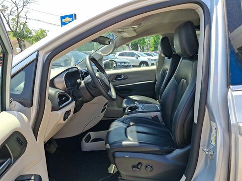 Used 2023 Chrysler Pacifica Touring-L FWD image 14
