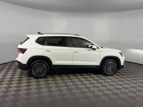Used 2026 Volkswagen Taos SE FWD image 7