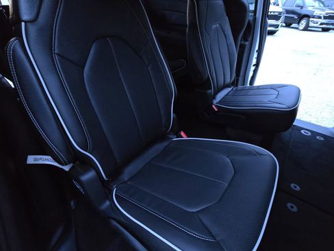 New 2026 Chrysler Pacifica Limited FWD image 11