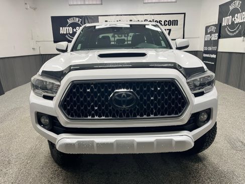 Used 2018 Toyota Tacoma TRD Sport image 5