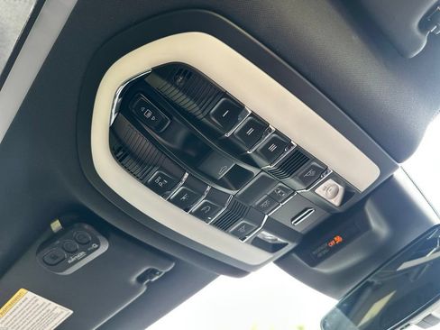 Used 2023 Porsche Macan AWD/4WD image 26