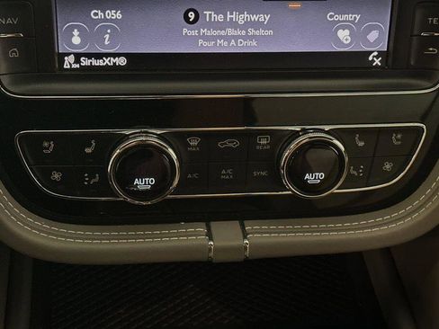 Used 2018 Bentley Bentayga image 19