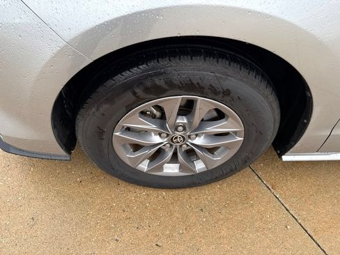 Used 2025 Toyota Sienna XLE FWD image 12