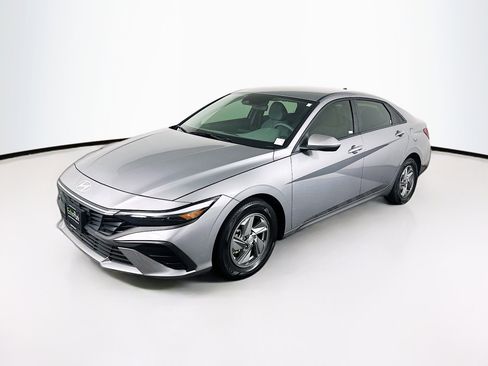 Used 2025 Hyundai Elantra SE FWD image 3