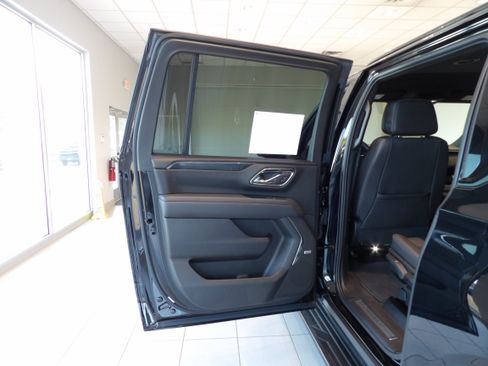 Used 2023 Chevrolet Suburban RST w/ Luxury Package AWD/4WD image 18