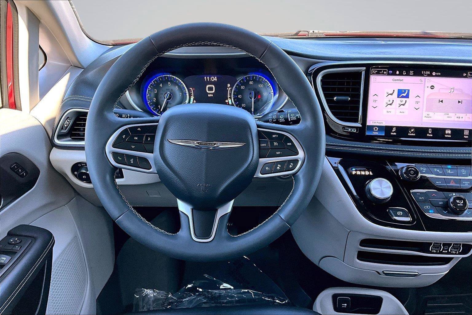Used 2023 Chrysler Pacifica Touring-L AWD/4WD image 6