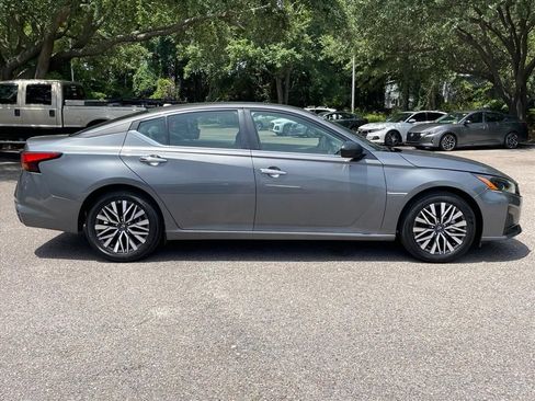 Used 2025 Nissan Altima 2.5 SV FWD image 2