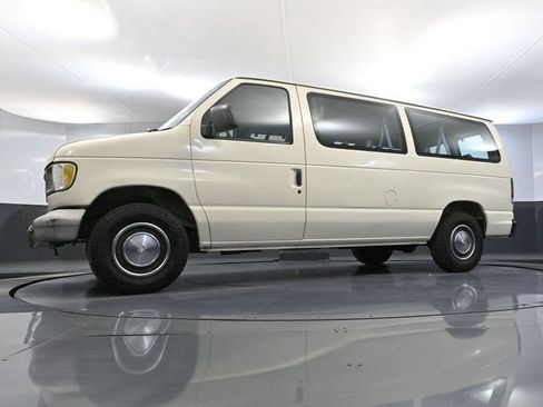 Used 1995 Ford E-150 and Econoline 150 Club Wagon RWD image 42