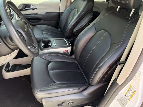 Used 2024 Chrysler Pacifica Touring-L FWD image 16