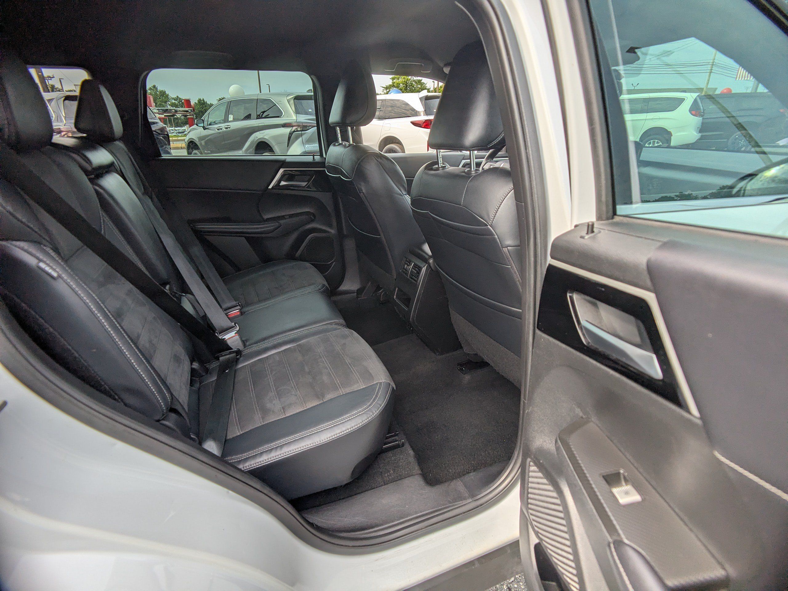 Used 2023 Mitsubishi Outlander SE AWD/4WD image 13