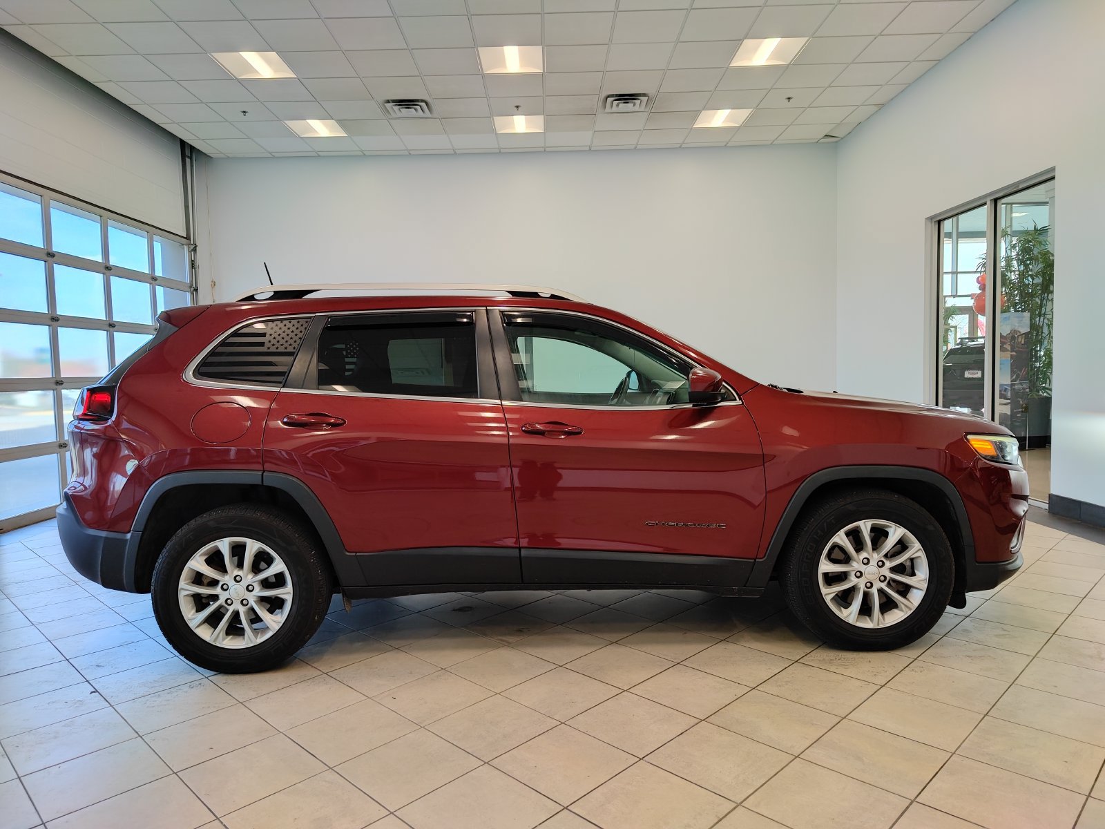 Used 2019 Jeep Cherokee Latitude w/ Cold Weather Group FWD image 2