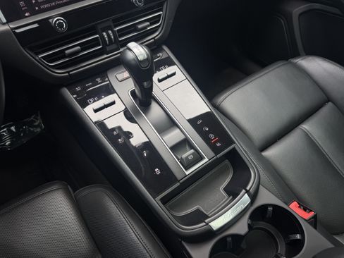 Certified 2023 Porsche Macan AWD/4WD image 31