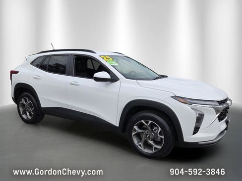 Certified 2025 Chevrolet Trax LT w/ LT Convenience Package FWD image 8