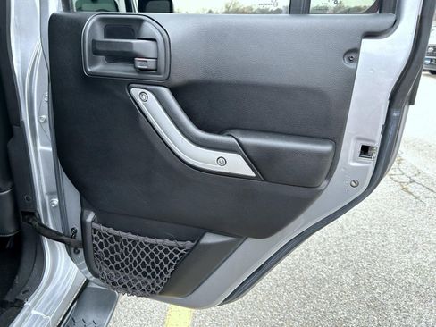 Used 2015 Jeep Wrangler Unlimited Sahara w/ Connectivity Group image 17