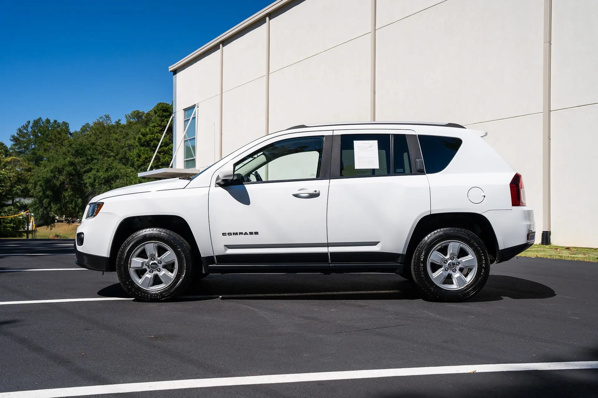Used 2017 Jeep Compass Latitude FWD image 4