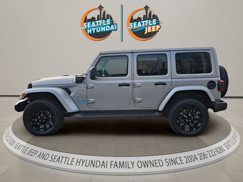 Used 2021 Jeep Wrangler Unlimited Sahara w/ Cold Weather Group AWD/4WD image 2