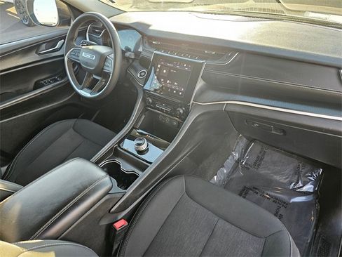 Used 2023 Jeep Grand Cherokee L Laredo image 16
