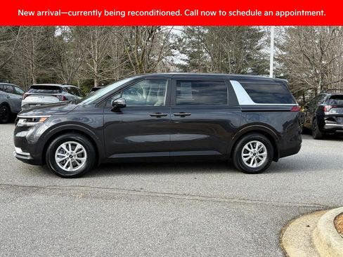 Used 2023 Kia Carnival LX image 3