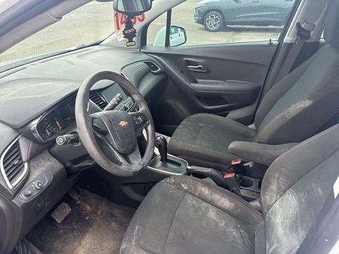 Used 2020 Chevrolet Trax LS FWD image 10