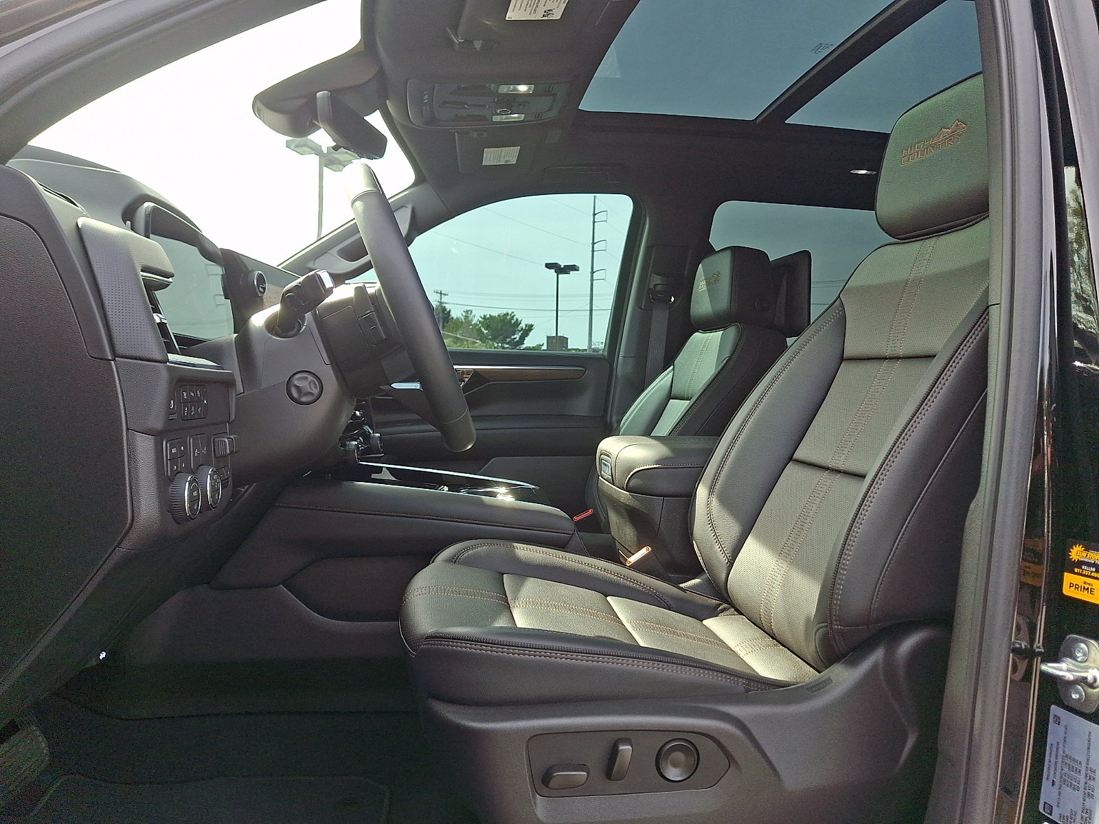 Certified 2025 Chevrolet Suburban High Country AWD/4WD image 16