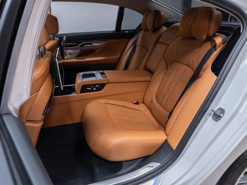 Used 2022 BMW ALPINA B7 xDrive AWD/4WD image 19