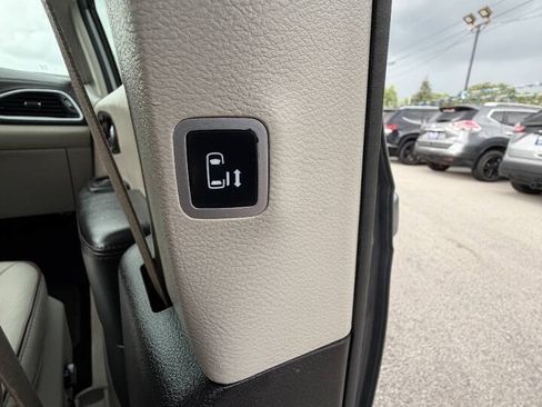 Used 2020 Chrysler Pacifica Limited FWD image 14