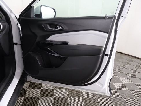 Used 2025 Chevrolet Trax LT w/ LT Convenience Package FWD image 22