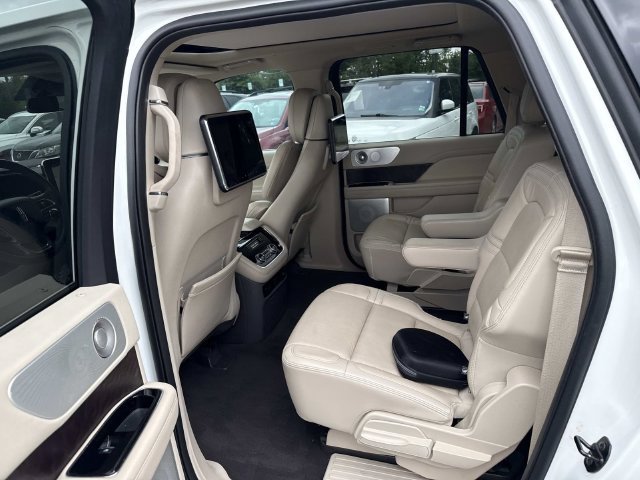Used 2020 Lincoln Navigator L Reserve w/ Equipment Group 208A Reserve AWD/4WD image 17