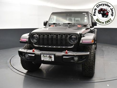Used 2024 Jeep Gladiator Rubicon w/ Technology Group AWD/4WD image 5