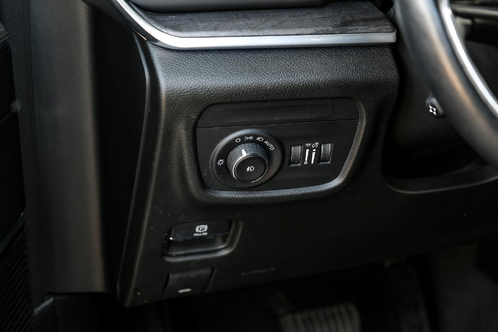Used 2022 Jeep Grand Cherokee Overland w/ Luxury Tech Group IV AWD/4WD image 42