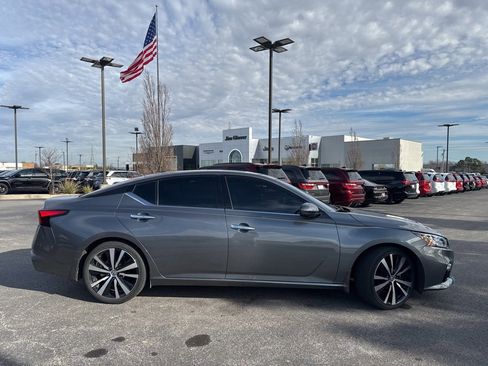 Used 2019 Nissan Altima 2.5 Platinum image 1