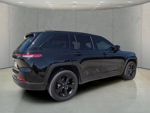 Used 2023 Jeep Grand Cherokee Altitude RWD image 4