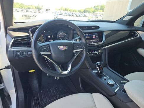 Used 2023 Cadillac XT6 Sport w/ Technology Package AWD/4WD image 4
