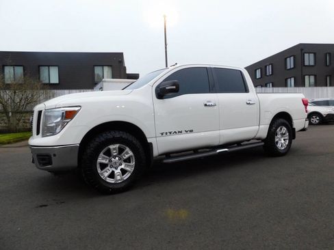 Used 2019 Nissan Titan SV w/ SV Convenience Package image 4